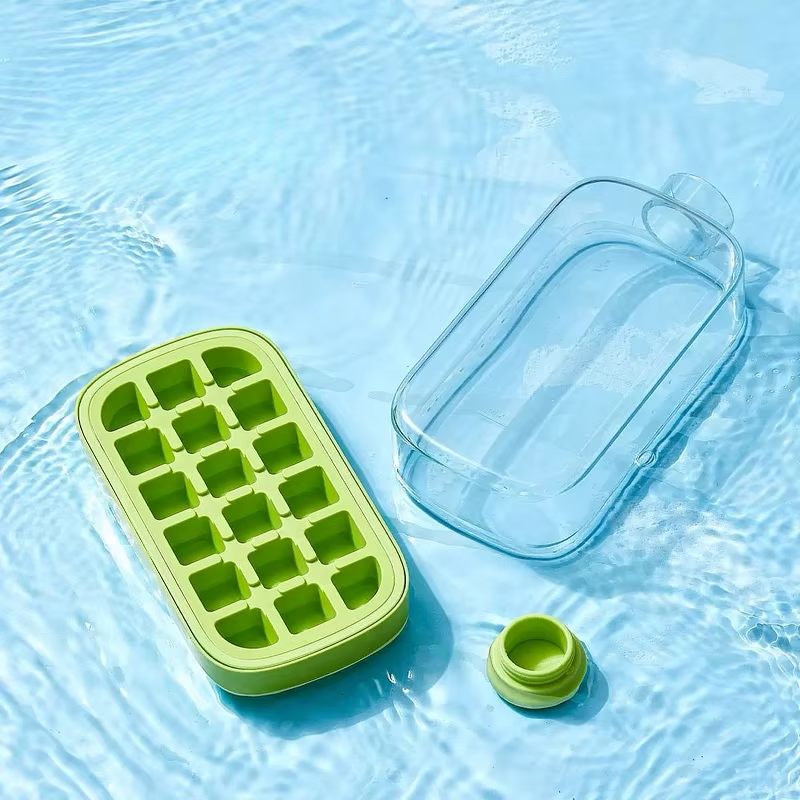 Ice Cube Bottle 800ml – 2-in-1 Tray & Bottle with Straw